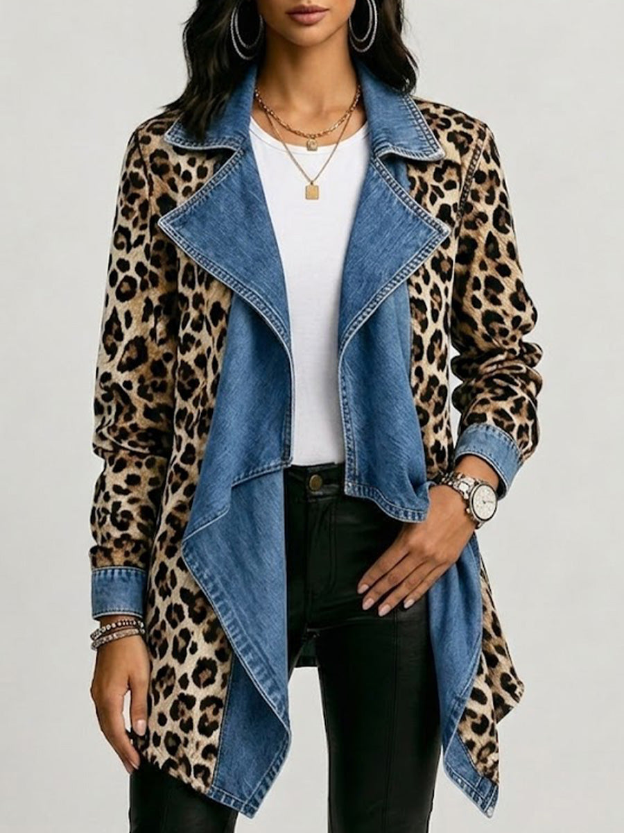 Giacca media leopardata con inserti in denim délavé