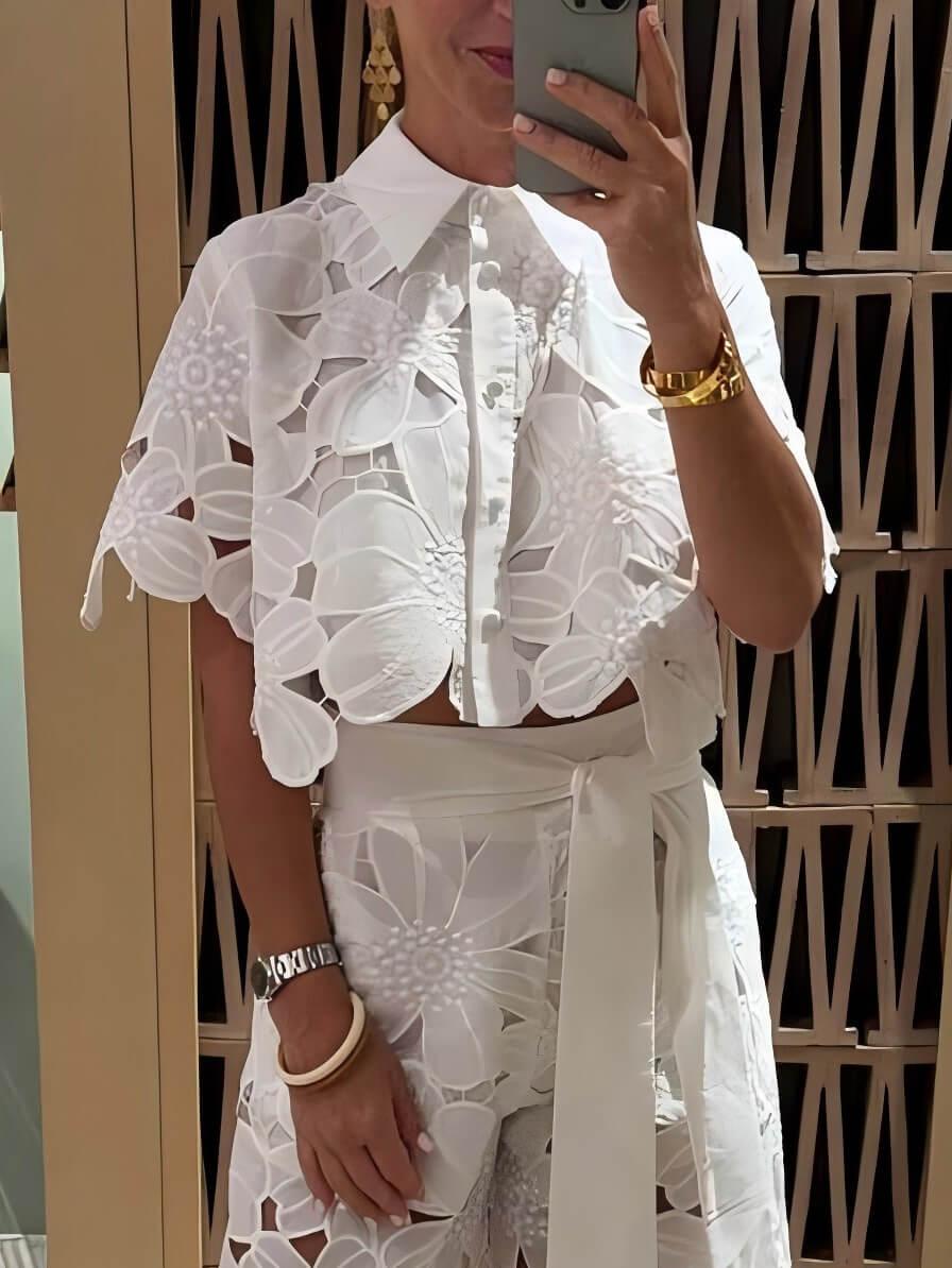 Seducente completo in pizzo con ricami floreali
